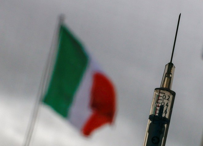 Po uporabi cepiva AstreZenece so v Italiji umrli trije ljudje v vojaških in policijskih vrstah. FOTO: Guglielmo Mangiapane/Reuters