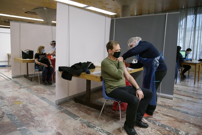 Cepljenje učiteljev z AstraZeneco. FOTO: Leon Vidic/Delo