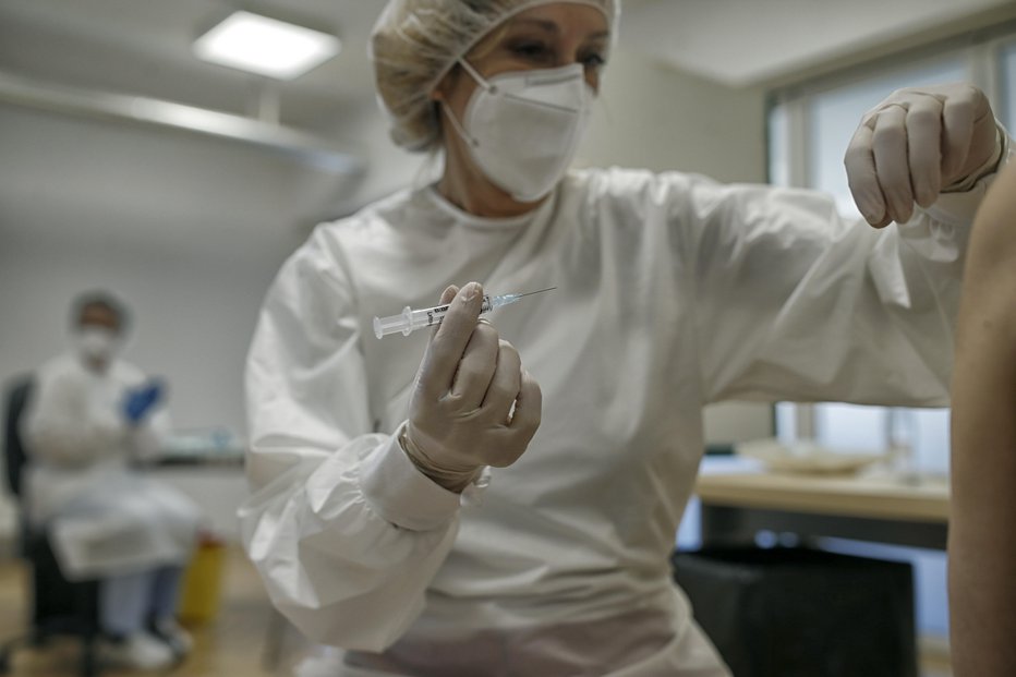 Fotografija: Vlada je sprejela posodobljeno startegijo cepljenja. FOTO: Blaž Samec/Delo