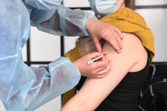 Cepljenje s cepivom AstraZenece. FOTO: Fred Tanneau/AFP