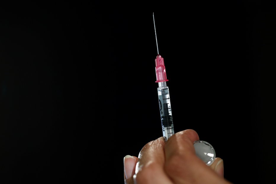 Fotografija: V EU še čakajo na oceno Eme o AstraZeneci. Nekaj držav članic je pri naročanju cepiv taktiziralo. Tudi Slovenija je sprva pričakovala največ od AstraZenece. FOTO: Benoit Tessier/Reuters