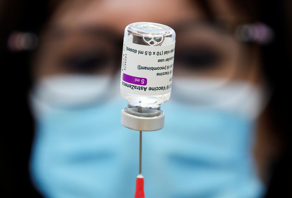 Fotografija: Ni dokazov, da bi bilo cepivo AstraZenece nevarno. FOTO: Yves Herman/Reuters