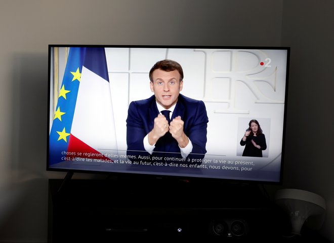 Kot je danes po televiziji ocenil Macron, so sedanji protikoronski ukrepi preprosto preveč omejeni za čas, ko se epidemija pospešuje. FOTO: Stephane Mahe/Reuters
