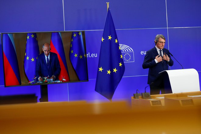 Premier Janša se je danes sestal s predsednikom evropskega parlamenta Davidom Sassolijem. FOTO: Johanna Geron/Reuters