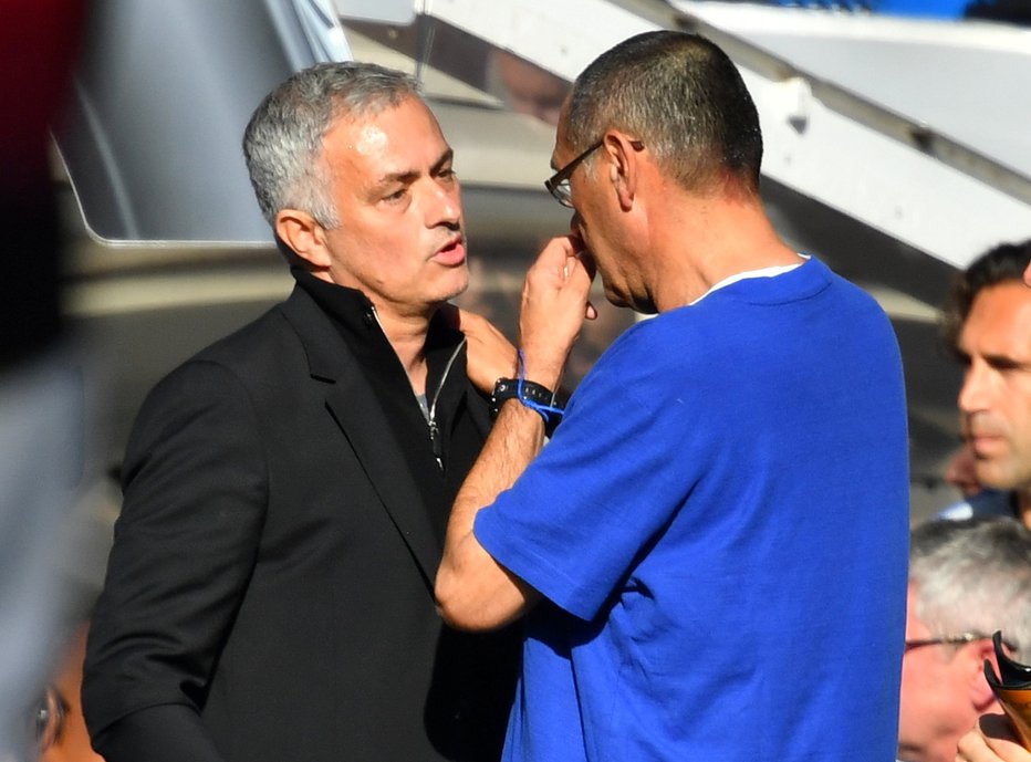 Fotografija: Jose Mourinho in Maurizio Sarri (oba na fotografiji) se bosta v prihajajoči sezoni preizkusila še na vročih rimskih derbijih. FOTO: Dylan Martinez/Reuters