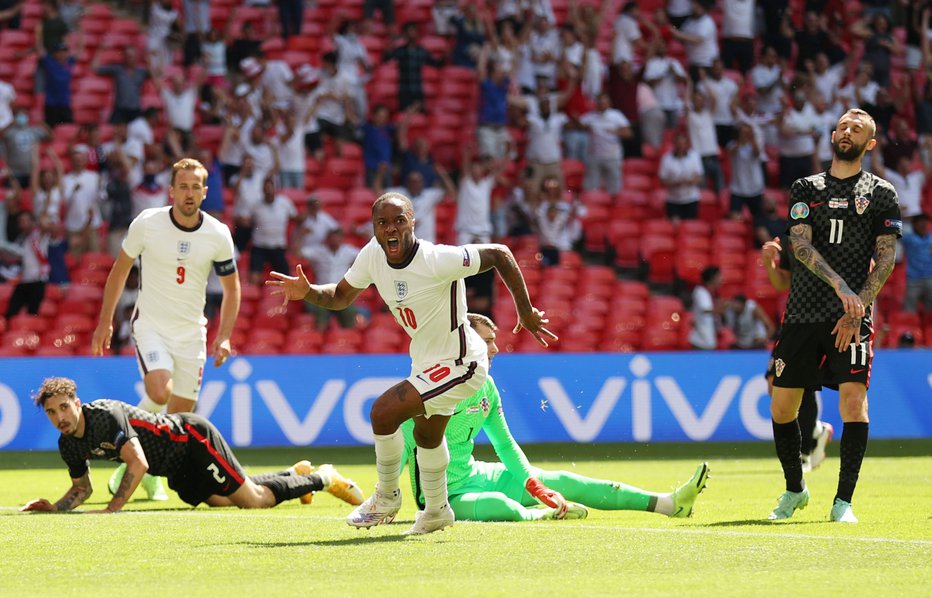 Fotografija: Raheem Sterling proslavlja po zadetku na Wembleyju, ki je na koncu Angležem tudi prinesel zmago. To je bil za Londončana celo prvi gol na velikih tekmovanjih v reprezentančnem dresu. FOTO: Glyn Kirk/AFP