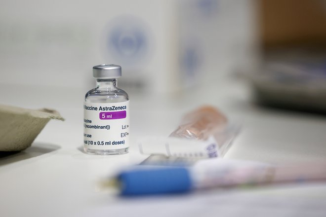 FILE PHOTO: FILE PHOTO: A vial of AstraZeneca coronavirus vaccine is seen at a vaccination centre in Westfield Stratford City shopping centre, amid the outbreak of coronavirus disease (COVID-19), in London, Britain, February 18, 2021. REUTERS/Henry Nicholls/File Photo Foto Henry Nicholls Reuters