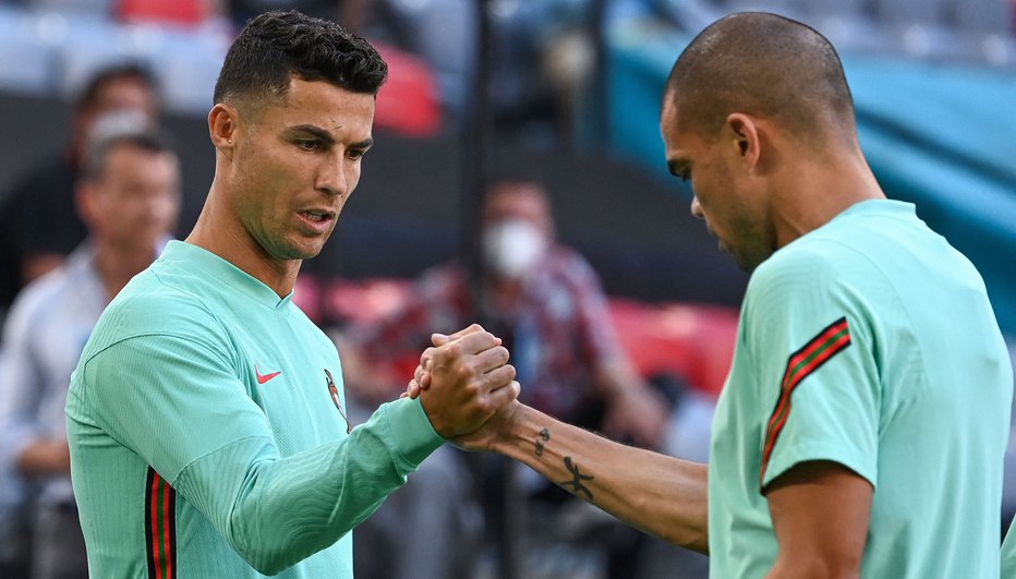 Fotografija: Cristiano Ronaldo in Pepe bosta želela premagati tudi Nemčijo. FOTO: Christof Stache/AFP