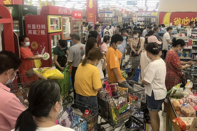 Na fotografiji nakupovalni center v Wuhanu, potem ko so oblasti napovedale, da bodo testirale vseh 11 milijonov tamkajšnjih prebivalcev. FOTO: Str/AFP