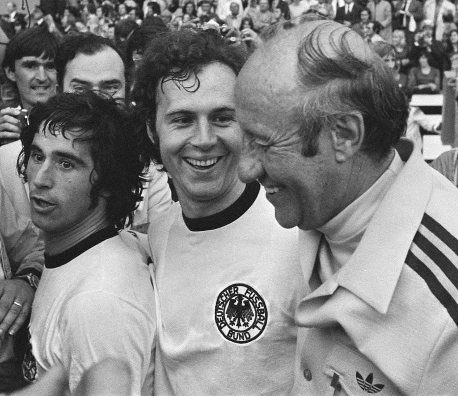 Fotografija: Gerd Müller, Franz Beckenbauer in selektor Helmut Schön po zmagi na svetovnem prvenstvu leta 1974. Foto Wikipedia