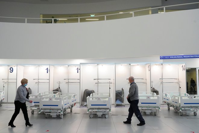 Postelje za covidne paciente v bolnišnici v Rigi. FOTO: Janis Laizans/Reuters
