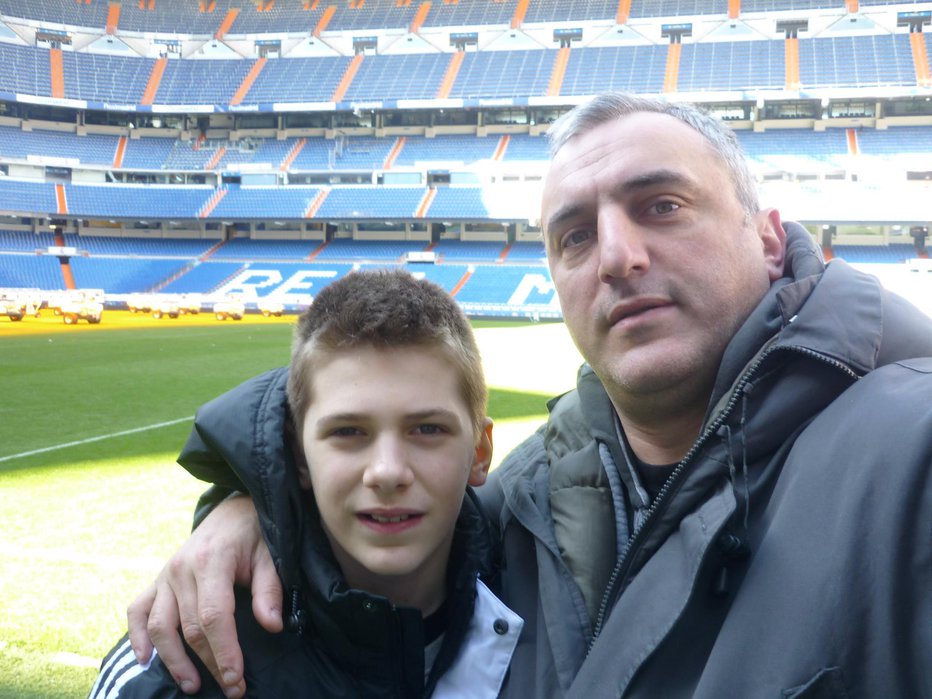 Fotografija: Oče in sin na štadionu madridskega Reala, kjer je bil Luka kot član košarkarske ekipe nato več let stalni gost. FOTO: Facebook
