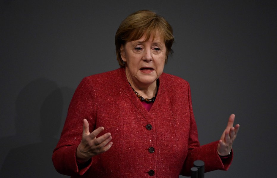 Fotografija: Nemška kanclerka Angela Merkel je v nagovoru poslancem znova pozvala k zmanjšanju stikov. FOTO: Tobias Schwarz/AFP