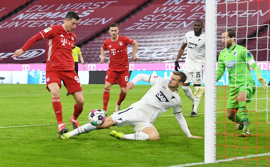 Fotografija: Robert Lewandowski je proti Hoffenheimu dosegel že 24. prvenstveni gol sezone. FOTO: Andreas Gebert/Reuters