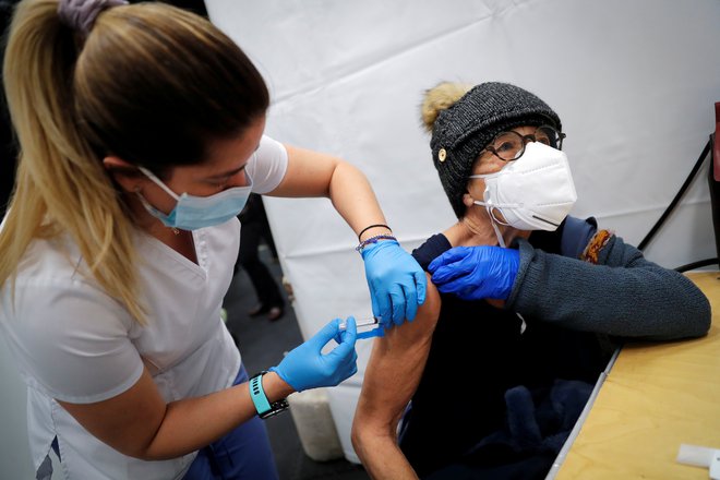 Proti koronavirusu se je doslej s po eno dozo cepiva Pfizerja ali Moderne cepilo že deset odstotkov prebivalstva ZDA, z dvema dozama pa trije odstotki. FOTO: Mike Segar/Reuters
