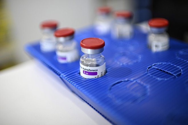 Cepivo AstraZenece proti covidu-19. FOTO: Christophe Archambault/AFP