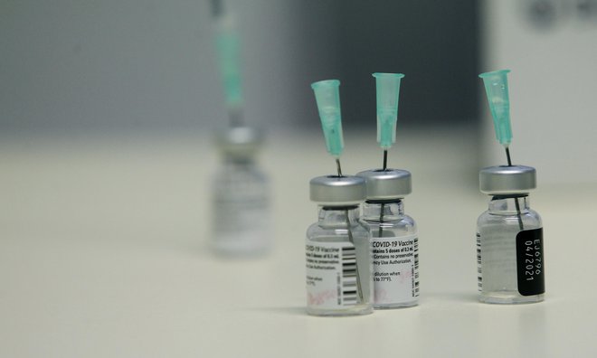 Cepivo proti covidu-19. FOTO: Blaž Samec/Delo