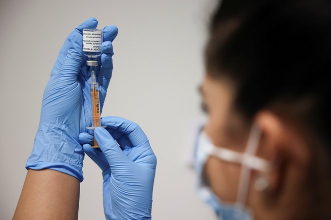Cepivo AstraZeneca nudi manj zaščite. FOTO: Henry Nicholls/Reuters