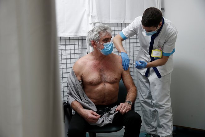 Cepljenje z AstraZeneco. FOTO: Benoit Tessier/Reuters