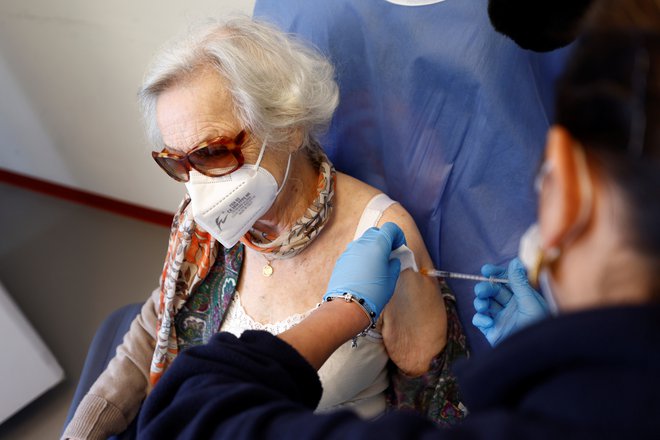 Cepljenje v Italiji. FOTO: Guglielmo Mangiapane/Reuters