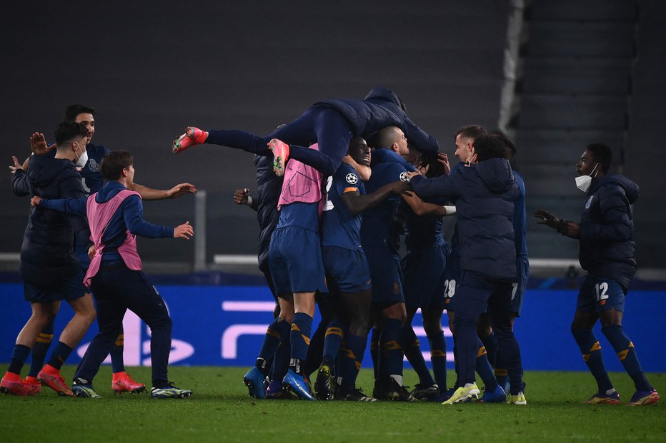 Fotografija: Po koncu tekme v Torinu so takole slavili igralci Porta, ki so od 54. minute igralci z deseterico. FOTO: Marco Bertorello/AFP