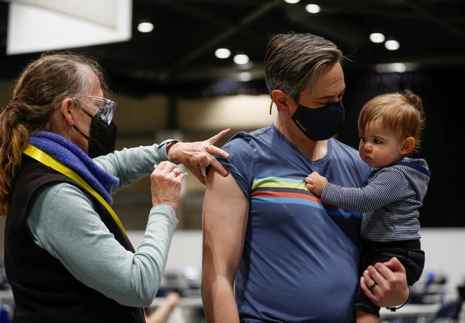 Tudi v ZDA nadaljujejo cepljenje. FOTO: Lindsey Wasson/Reuters