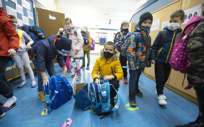 Po enajstih dneh se je večina učencev in dijakov vrnila v šole. FOTO: Jože Suhadolnik/Delo