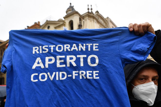Na stotine ljudi iz vse Italije se je danes zbralo na trgu San Silvestro v središču Rima na protestu lastnikov lokalov, restavracij in telovadnic, ki morajo biti zaradi protikoronskih ukrepov zaprti. FOTO: Alberto Pizzoli/AFP