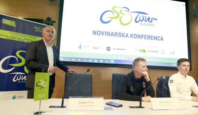 Bogdan Fink (levo) si želi, da bi Tadej Pogačar (desno, v sredini Marko Krump) tako kot leta 2019 nastopil na dirki po Sloveniji. FOTO: Roman Šipić