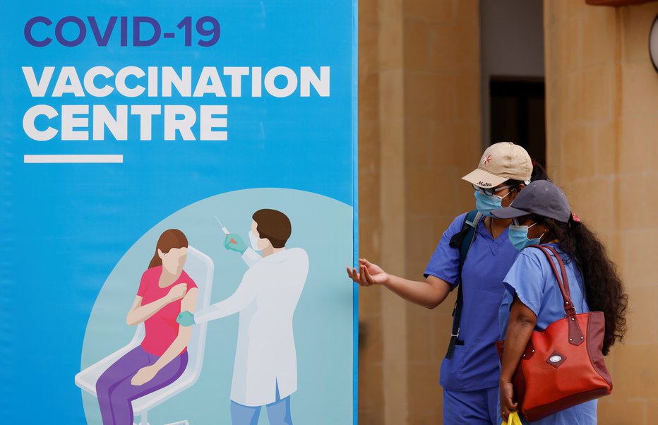 Fotografija: Na Malti, ki ima okoli pol milijona prebivalcev, so po podatkih tamkajšnjega ministrstva za zdravje do nedelje porabili 475.000 odmerkov cepiva. FOTO: Darrin Zammit Lupi/Reuters
