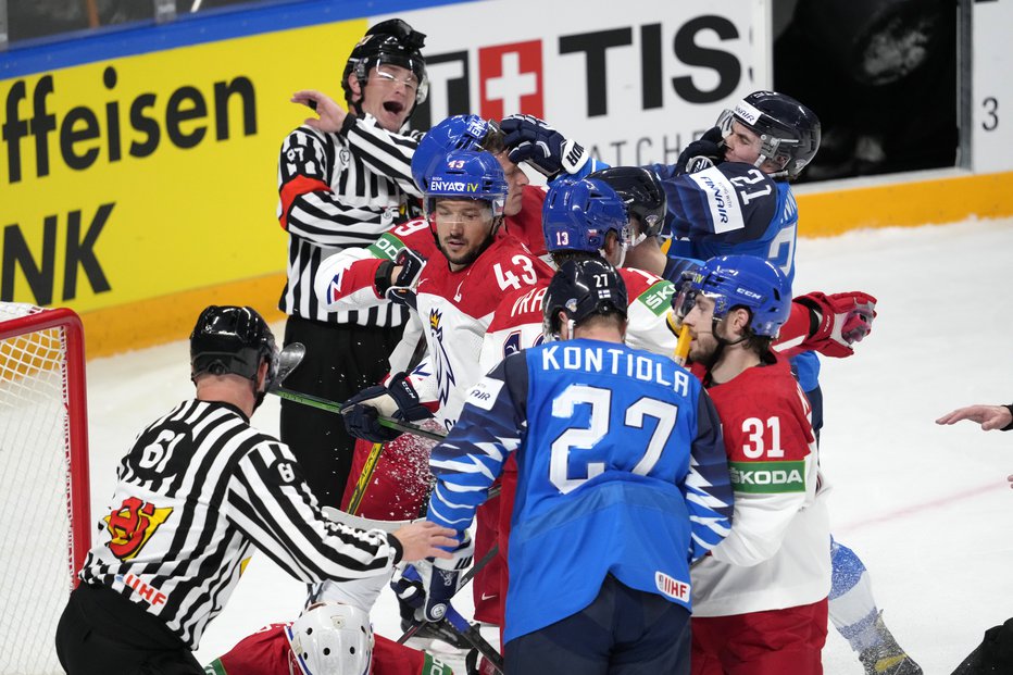 Fotografija: Finci in Čehi so odigrali trdo tekmo. FOTO: Ints Kalnins/Reuters
