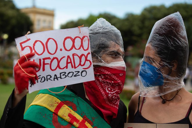 Brazilci zahtevajo, da predsednik Jair Bolsonaro prizna odgovornost za veliko število smrti v državi in končno sprejme varnostne ukrepe. FOTO: Michael Dantas/AFP