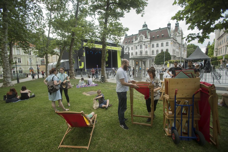 Fotografija: Z zmanjševanjem števila okužb in večjim številom cepljenih se vračajo prireditve na ljubljanske ulice in z njimi običajen poletni utrip. FOTO: Jure Eržen/Delo