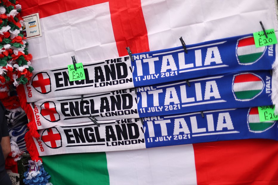 Fotografija: Dvoboj Anglije in Italije je pred vrati. Naprodaj je tudi veliko spominkov. FOTO: Carl Recine/Reuters