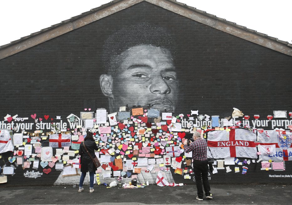 Fotografija: Stenska poslikava Rashforda v Manchestru, ki so jo po finalu EP porisali vandali, se zdaj polni s sporočili podpore. FOTO: Ed Sykes/Reuters