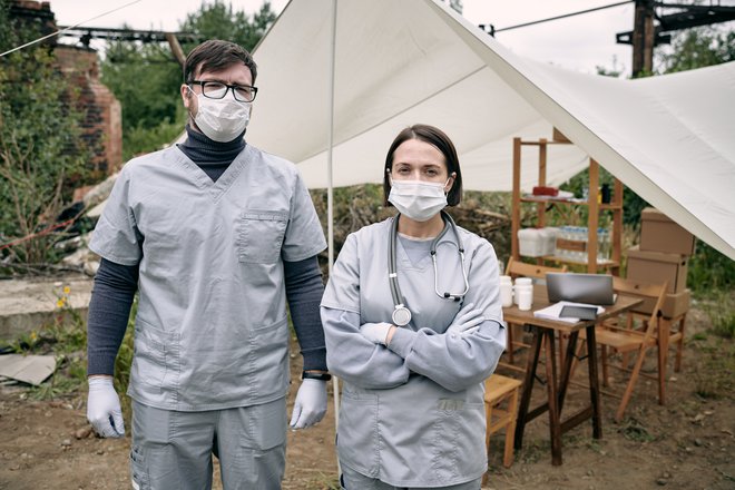 Zdravniki delajo v težkih razmerah. FOTO: Shironosov/Getty Images

