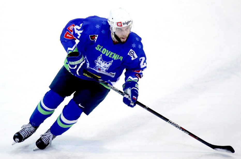 Fotografija: Rok Tičar se bo po okrevanju zaradi poškodbe zapestja kmalu vrnil na led in v slovensko hokejsko reprezentanco. FOTO: Roman Šipić
