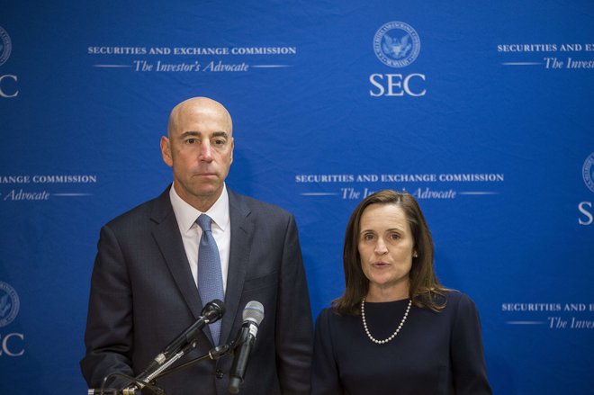 Steven Peiken in Stephanie Avakian iz komisije za vrednostne papirje sta napovedala tožbo proti zvezdniku med direktorji. FOTO: Zach Gibson/AFP
