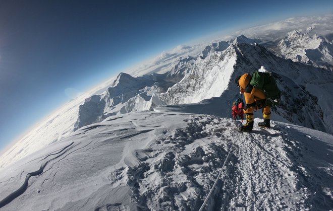 Štirje indijski alpinisti ter po en alpinist iz ZDA, Avstrije in Nepala so v minulem tednu umrli na tej najvišji gori sveta. FOTO: Phunjo Lama/Afp