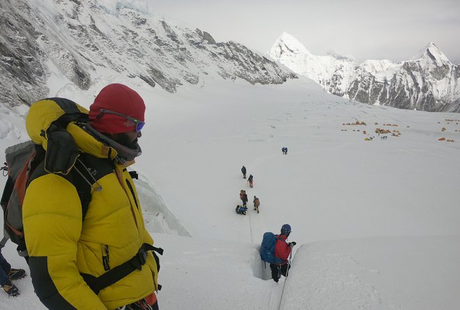 V zadnjih letih je Everest redno na tapeti, saj so postale komercialne odprave precej popularne ter dobičkonosne. FOTO: Phunjo Lama/Afp