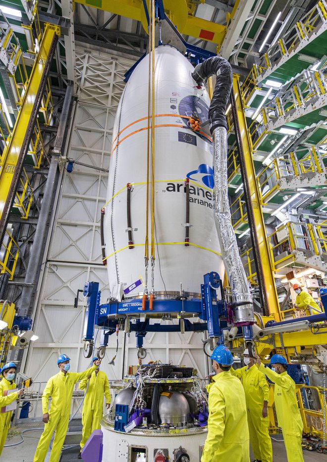 Nameščanje vesoljskega tovora na zadnjo stopnjo rakete s potisnim motorjem AVUM FOTO: Jm Guillon/Esa/Arianespace/Center odličnosti Vesolje SI