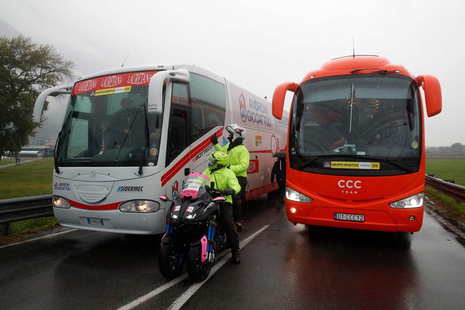 Karavana Gira je večji del današnje etape opravila z avtobusi. FOTO: Luca Bettini/AFP