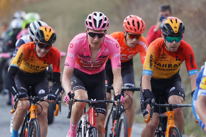 Wilco Kelderman (v rožnati majici, ob njem Jan Tratnik) je na Sestrieru izgubil letošnji Giro. FOTO: Luca Bettini/AFP