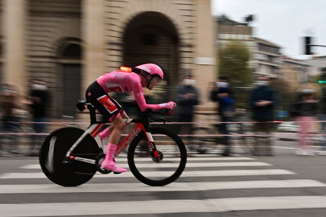 Jai Hindley je v rožnati majici prekolesaril le 15,7 km vožnje na čas v Milanu. FOTO: Miguel Medina/AFP