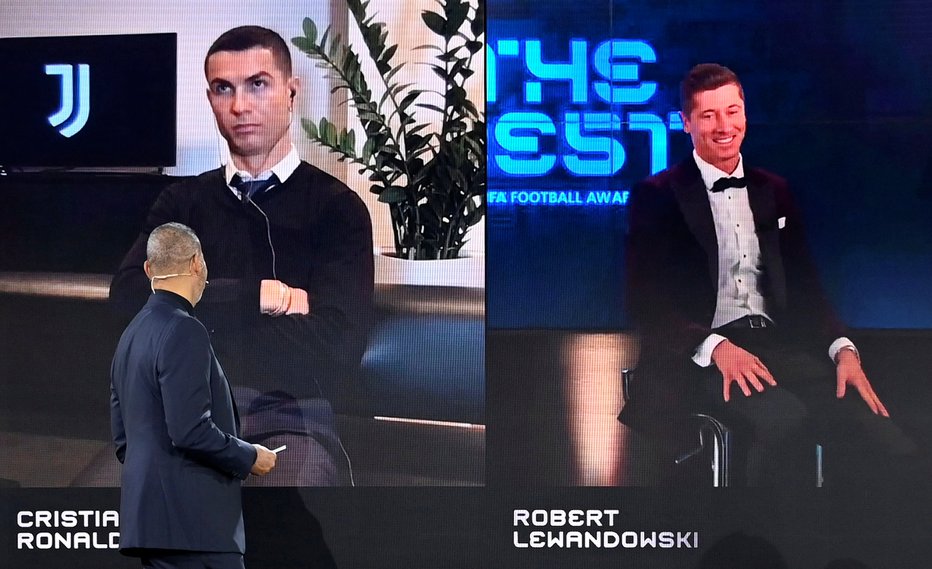 Fotografija: Robert Lewandowski (desno, levo Cristiano Ronaldo) je prejel nagrado Fife za najboljšega nogometaša v letu 2020. FOTO: Valeriano Di Domenico/Reuters
