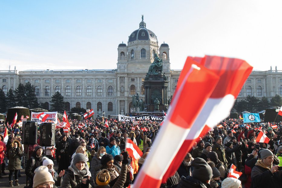 Fotografija: Na Dunaju je protestiralo okoli 10.000 nasprotnikov protikoronskih ukrepov. Na fotografiji dogajanje na Trgu Marije Terezije, ob katerem sta Prirodoslovni in Umetnostnozgodovinski muzej, blizu pa tudi Muzejska četrt. FOTO: Alex Halada/AFP