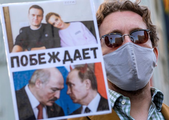 V podporo Alekseju Navalnemu protestirajo tudi v Los Angelesu. FOTO: Ringo Chiu/Reuters