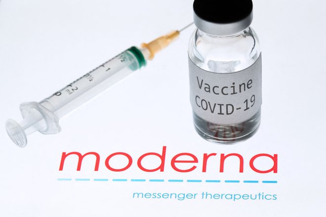 »Po dveh odmerkih v cepljeni skupini (...) ni bilo primerov covida-19 v primerjavi s štirimi primeri v skupini s placebom, kar pomeni stoodstotno učinkovitost cepiva 14 dni po drugem odmerku,« je zapisano v Modernini izjavi. Dodali so, da je bila pri prvem odmerku ugotovljena 93-odstotna učinkovitost.
FOTO: Joel Saget/AFP