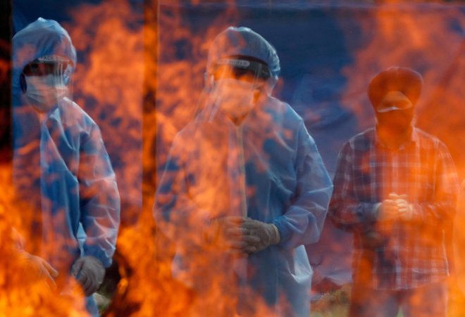 Umrle zaradi koronavirusa v Indiji sežigajo na grmadah. FOTO: Danish Ismail/Reuters