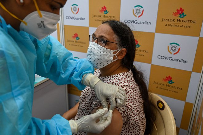 Bolniki s covidom-19 v Indiji dobivajo še glivična obolenja. FOTO: Punit Paranjpe/AFP
